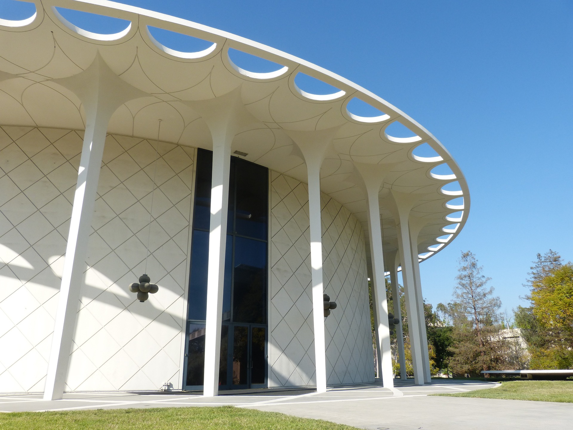 Picture of Caltech's pretty Beckman Auditorium